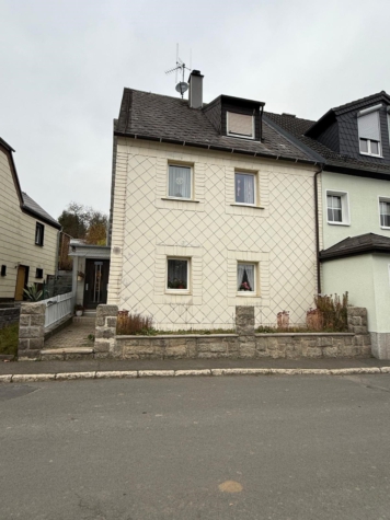 Handwerkerobjekt: Doppelhaushälfte in 95195 Röslau – Wohnfläche ca. 140 m² – kleine Gartenfläche am Haus – weiterer Garten mit Garage und kl. Werkstatt – Grundstück gesamt 337 m², 95195 Röslau, Doppelhaushälfte