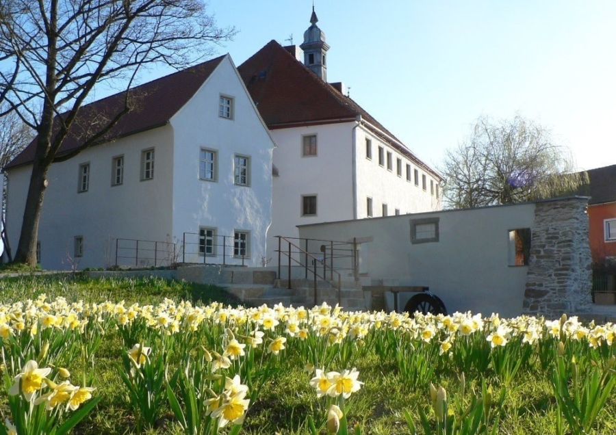 Das Schloss mit Torhaus im Vordergrund