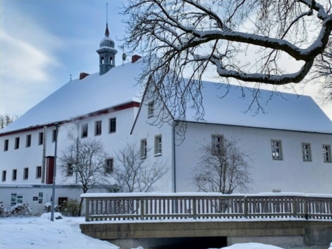 Herrschaftliches Schloss mit Gastronomieeinheit & 4 gepflegten Wohneinheiten (5 Teileigentumseinheiten) – Parkplatz, Garagen und Stallungen vorhanden – vielfältige Gestaltungsmöglichkeiten, 95709 Tröstau, Herrenhaus