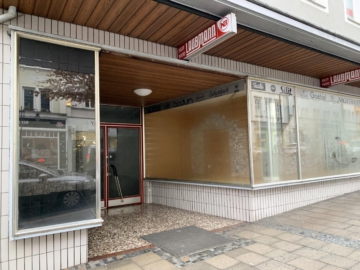 Haupteingang - Zentral gelegene Gewerbefläche für Ladengeschäft, Dienstleistung oder Praxis in hoch frequentierter Einkaufsstraße – erweiterbar auf ca. 500 m²