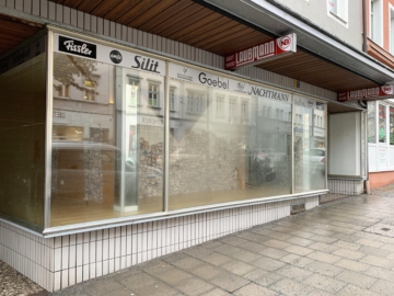 Schaufensterfront - Zentral gelegene Gewerbefläche für Ladengeschäft, Dienstleistung oder Praxis in hoch frequentierter Einkaufsstraße – erweiterbar auf ca. 500 m²