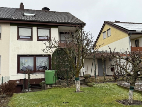 Attraktive, top gepflegte Doppelhaushälfte in Hof/Saale Nähe FH mit Balkon und Terrasse – Wohnfläche ca.137 m² – teilmöbliert – Grundstück 415 m² – pflegeleichter Garten – Garage, 95028 Hof, Doppelhaushälfte zum Kauf