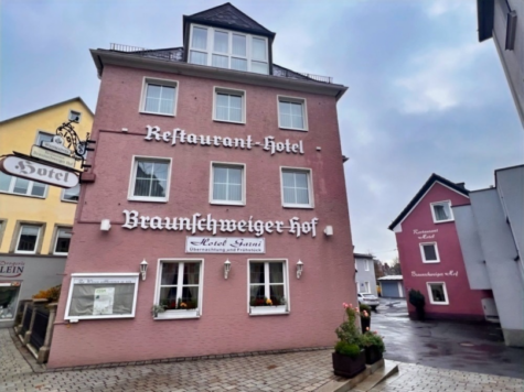 Hotellerie-Profis & Existenzgründer aufgepasst! Renommiertes, gut frequentiertes Hotel garni mit soliden Umsatzerlösen – 20 Hotelzimmer – mit Garagen & Stellplätzen, 95213 Münchberg, Hotel zum Kauf