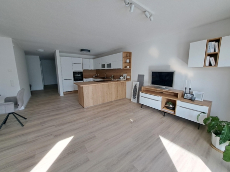 ZUR ANMIETUNG: teilmöblierte Neubaubauwohnung in Köditz – Hochparterre – barrierearme Wohnung mit Balkon und Aufzug – 2,5-Zimmer (ca. 94 m²) – geringe Nebenkosten – optional PKW Stellplatz, 95189 Köditz, Erdgeschosswohnung zur Miete