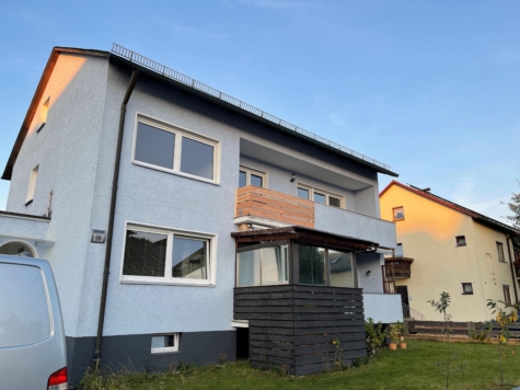 Zweifamilienwohnhaus in Altenstadt a. d. Waldnaab – 2 Wohneinheiten mit einer Wohnfläche von insgesamt ca. 159 m² – Grundstück 824 m² – Garage – Gartenhaus – große Zufahrt mit bis zu 5 PKW-Stellplätze, 92665 Altenstadt, Zweifamilienhaus