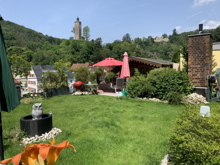 Dachterrasse mit Schlossturm im Hintergrund