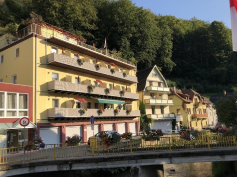 Top-moderne Eigentumswohnung in idyllischer Lage mit Nebenerwerbsmöglichkeit in der Zimmervermietung – Nähe Kurpark Bad Berneck – herrlicher Ausblick zum Schlossturm und zur Burgruine, 95460 Bad Berneck, Hotel zum Kauf