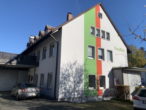 Gepflegtes Wohn- und Geschäftshaus mit 4 Wohnungen und 2 Ladeneinheiten mit Nebenräumen, Lager, Garagen und Stellplätzen – Top-Lage in Hof, 95030 Hof, Mehrfamilienhaus