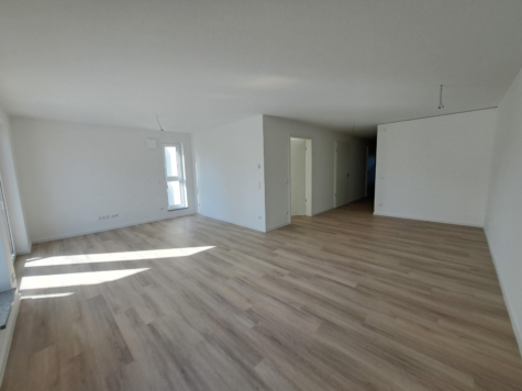 ZUR ANMIETUNG: Neubauwohnung in Köditz – Hochparterre – barrierearme Wohnung mit Balkon und Aufzug – 2,5-Zimmer (ca. 92 m²) – geringe Nebenkosten – optional PKW Stellplatz, 95189 Köditz, Erdgeschosswohnung zur Miete